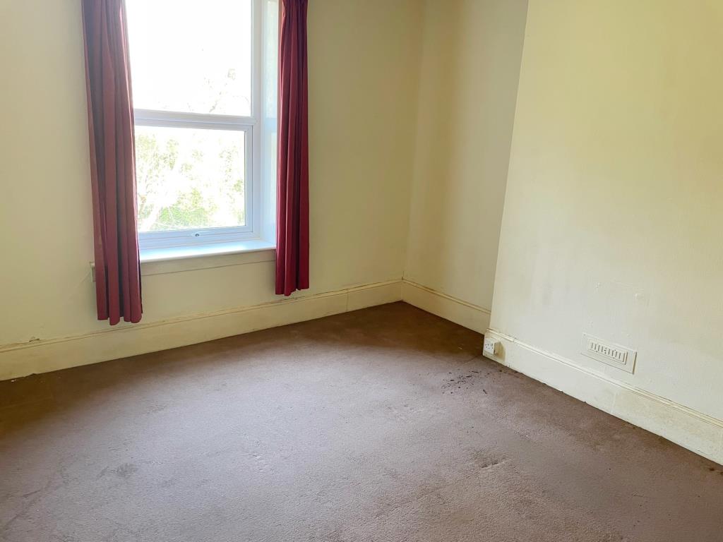 Lot: 108 - ONE-BEDROOM FLAT FOR IMPROVEMENT - Bedroom